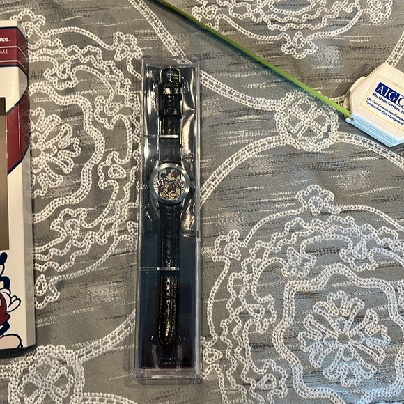 Limited Release Disney Parks Mickey watch NWT - Picture 4 of 6